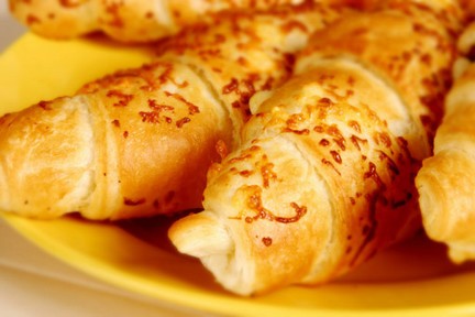 Cheese-crust croissant